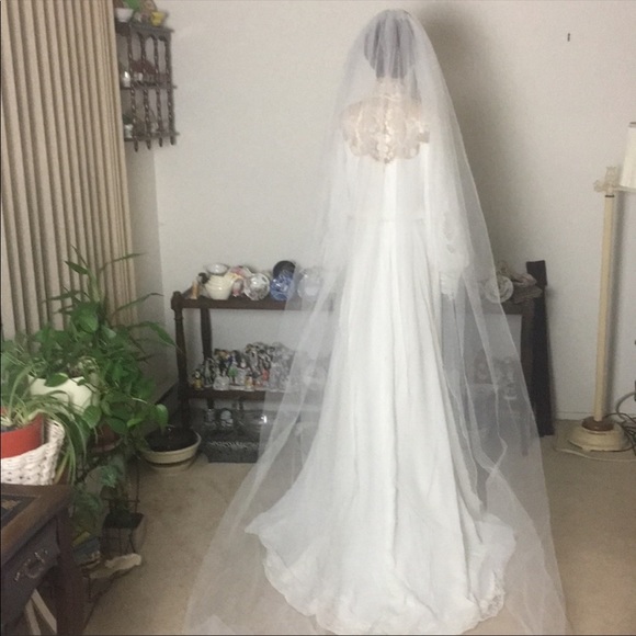 Vintage lace wedding gown with long  sheer veil S - Picture 4 of 6